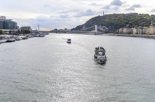 Sétahajó a Dunán, Budapest. — Stock Fotó