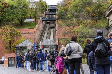 Turistler doğrultusunda füniküler için bilet satın almak için bekle. Budapeşte, Macaristan.