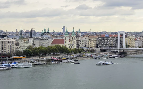 Bir yükseklikten Budapeşte görünüm.