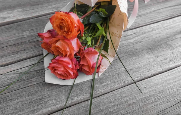 Bouquet di rose su tavole di legno. — Foto Stock