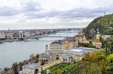 Budapeşte'den Kraliyet Sarayı görünümünü.