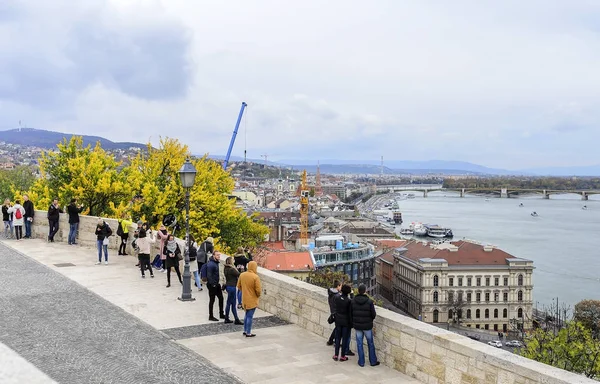 Touristen auf einer Aussichtsplattform des königlichen Palastes in Budapest. — Stockfoto