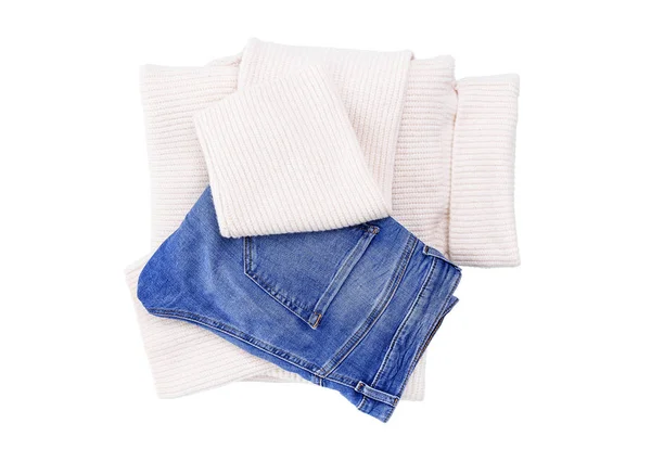 Jeans och varm tröja på en vit bakgrund. — Stockfoto