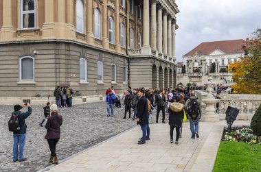 Turist Budapeşte'Kraliyet Sarayı görüntüleme platformu üzerinde.