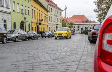 Budapeşte turist sokaklarında otopark kamu.