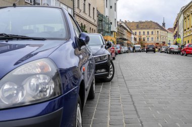 Budapeşte turist sokaklarında otopark kamu.