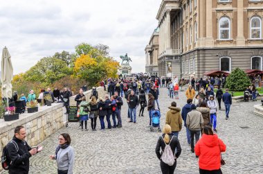 Turist Budapeşte'Kraliyet Sarayı görüntüleme platformu üzerinde.