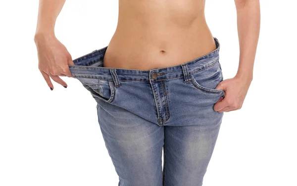 Жінка показує, що втратила вагу. Великі джинси . — стокове фото