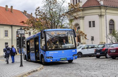 Budapeşte sokaklarında toplu taşıma.