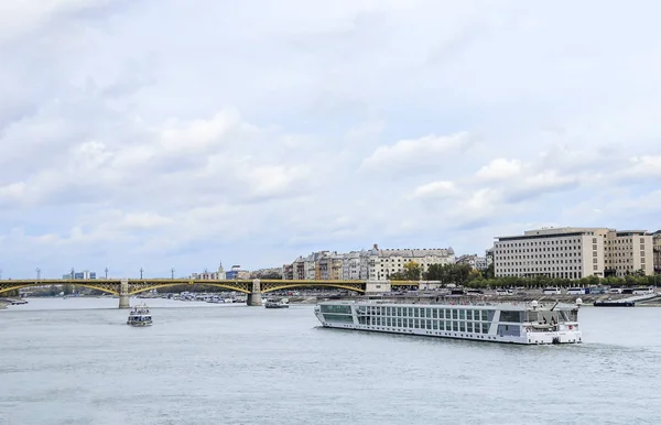 Barco de recreo en el río Danubio, Budapest . —  Fotos de Stock