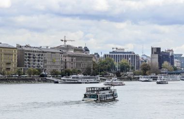 Tuna Nehri Budapeşte teknede zevk.