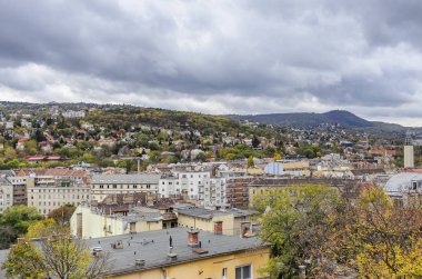 Budapeşte konut mahallelerde. Sonbahar sezonu sokakları.
