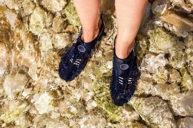 Denizin içinde taşlar üzerinde yürüyüş için özel ayakkabı.