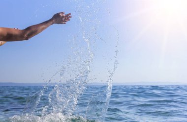 Kadın el deniz sprey yapmak.