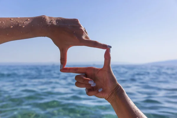 Les mains montrent un carré contre la mer . — Photo