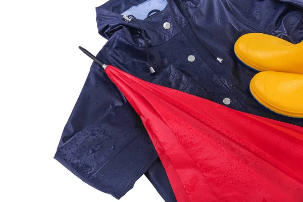Botas de borracha e capa de chuva e guarda-chuva em gotas de chuva . — Fotografia de Stock