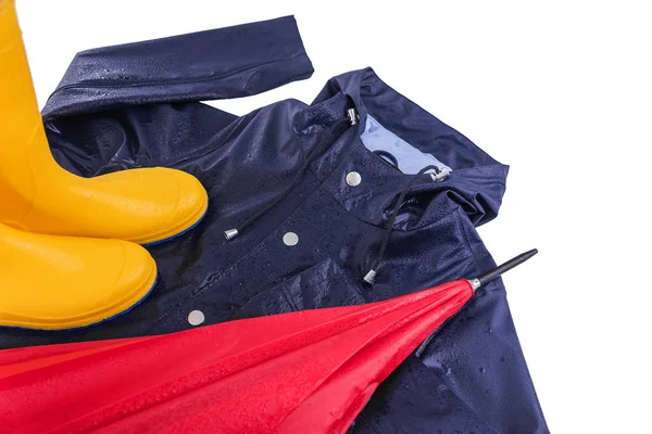 Botas de borracha e capa de chuva e guarda-chuva em gotas de chuva . — Fotografia de Stock