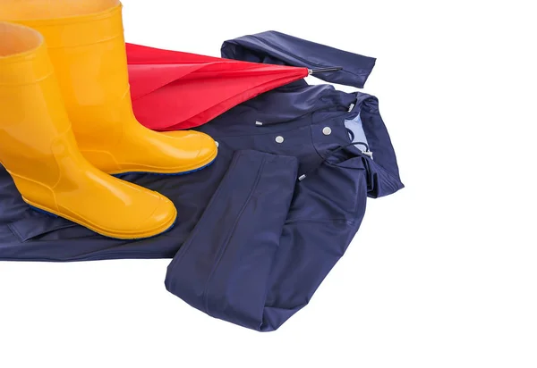 Pláštěnku a deštník a gumové boty na bílém pozadí. — Stock fotografie