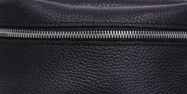 Bir deri çanta üzerinde demir toka.