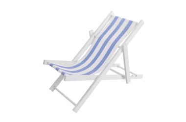 Beyaz bir arka planda şezlong.