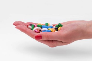 İlaç tablet şeklinde ve eller.