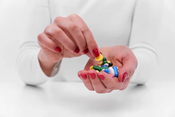 Medicamentos en forma de tabletas y en manos femeninas . —  Fotos de Stock