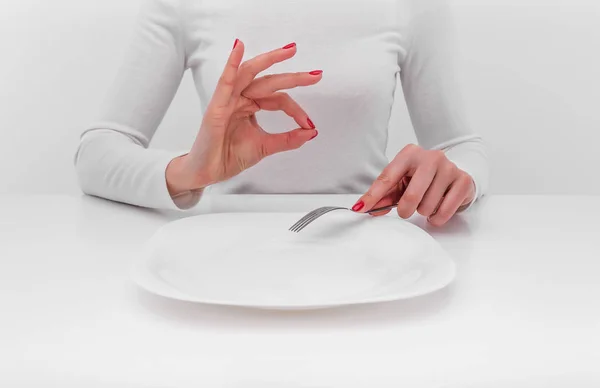 Pusty talerz na stole. Ręka pokazuje Ok. — Zdjęcie stockowe