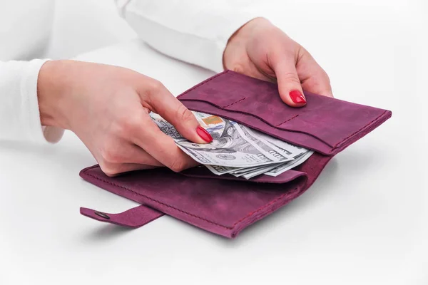 Πορτοφόλι με χρήματα στα γυναικεία χέρια. — Φωτογραφία Αρχείου