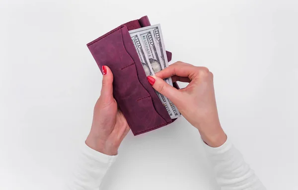 Πορτοφόλι με χρήματα στα γυναικεία χέρια. — Φωτογραφία Αρχείου