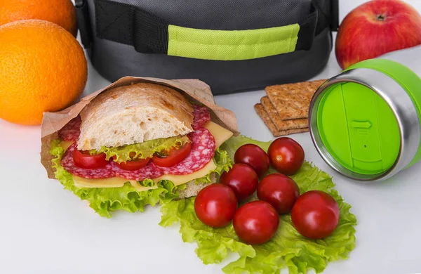 Сэндвич и пакет для обеда . — стоковое фото