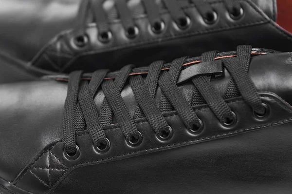 Черные кожаные кроссовки . — стоковое фото
