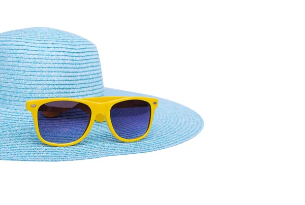 Occhiali da sole su un cappello di mare . — Foto Stock