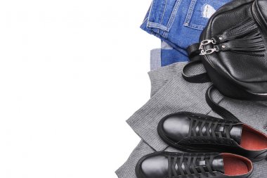 Spor ayakkabı jeans ve hafif bir süveter sırt çantası.