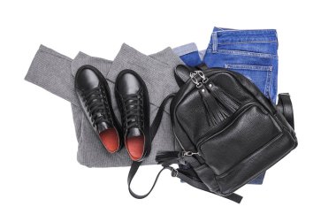 Spor ayakkabı jeans ve hafif bir süveter sırt çantası.