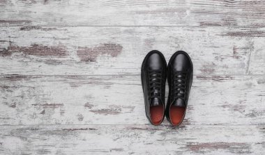 Siyah deri ayakkabı üzerinde bir ışık laminat.