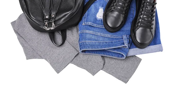 Sneakers ryggsäck jeans och en ljus tröja. — Stockfoto