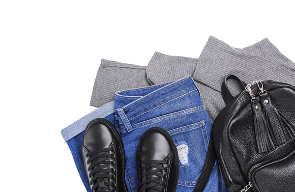 Sneakers ryggsäck jeans och en ljus tröja. — Stockfoto