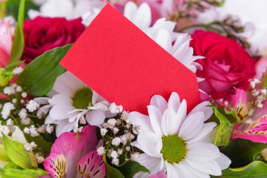 Bir buket çiçek ve bir tebrik kartı..