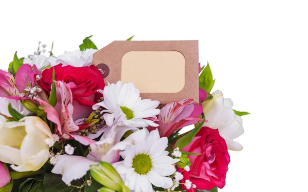 Bukett blommor med ett gratulationskort. — Stockfoto