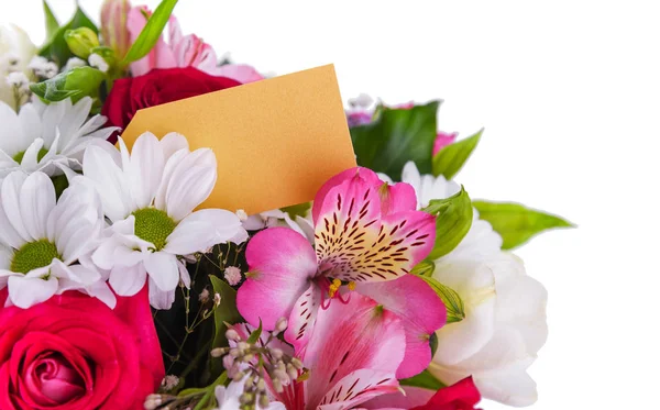 Bir buket çiçek ve bir tebrik kartı.. — Stok fotoğraf