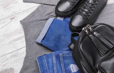 Spor ayakkabı jeans ve hafif bir süveter sırt çantası.