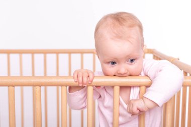 Çocuk parkındaki küçük kız..