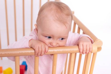 Çocuk parkındaki küçük kız..