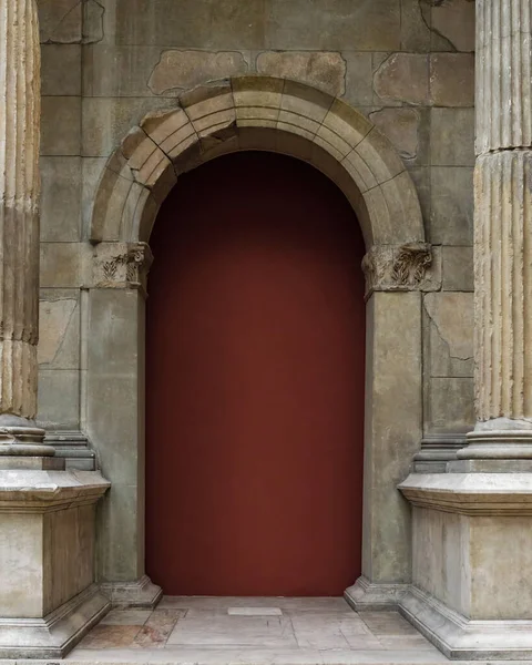 Antique door arch surrounded by columns. — 스톡 사진