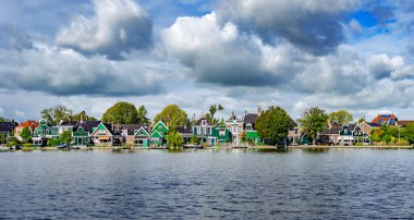 Zaanse Schans 'ın Hollanda köyünün manzarası.