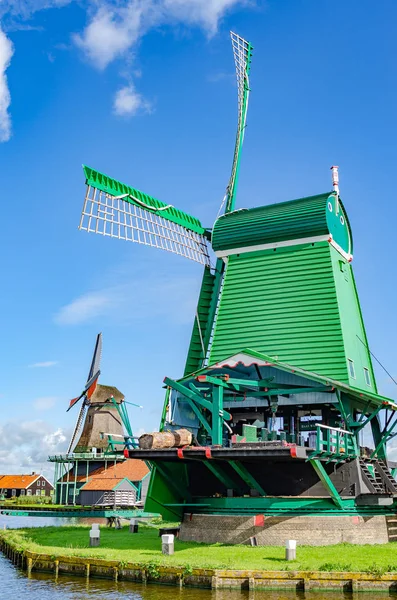 Paisaje del molino de viento en Zaanse Schans, Países Bajos . — Foto de Stock