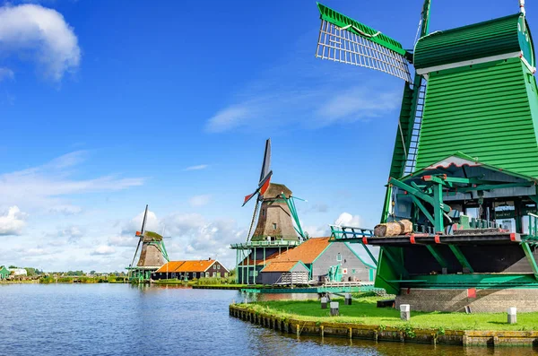 Paisaje del molino de viento en Zaanse Schans, Países Bajos . — Foto de Stock