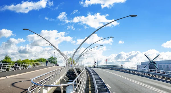 Moderno ponte di trasporto mobile nel villaggio di Zaanse Schans, Paesi Bassi . — Foto Stock