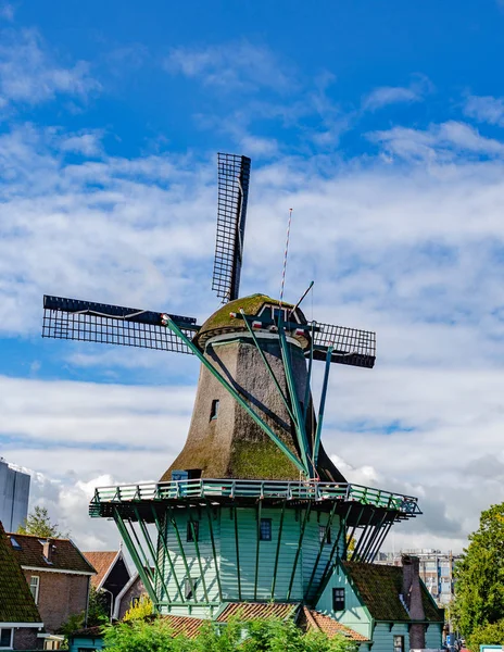 Paisaje del molino de viento en Zaanse Schans, Países Bajos . — Foto de Stock
