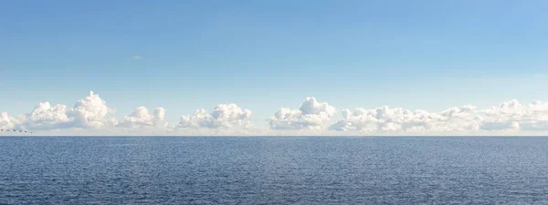Horizonte marino y cielo con nubes blancas . — Foto de Stock